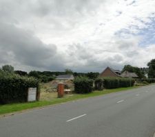 Abattage des trois arbres en limite de propriété, ils étaient malades et il vallait mieux le faire avant que la construction débute.
Ils seront bien sûr remplacés lors de l'aménagement du terrain.