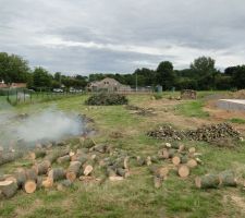Nous commençons par la même occasion notre réserve de bois de chauffage, celui_ci sera bien utile lorsque nous voudrons profiter d'une belle flambée.
merci au passage à grand papa pour son aide précieuse, tant physique que logistique.
Les travaux vont bientôt pouvoir commencer...
