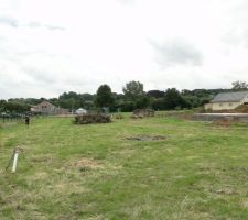 On rentre dans le vif du sujet, aujourd'hui on implante les chaises de notre future maison.