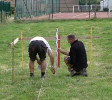 Ah, premier hic ... nous qui voulions une maison à fleur de pelouse, c'est loupé étant donnée la pente du terrain qui ne semblait pas aussi importante que cela (ça sent le surcoût lors de la réalisation de la terrasse ...)
