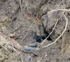 Ca fait pas 1/2 h que nous sommes en route et voilà le premier problème, on sectionne un câble de 25000 volts en arrachant les souches des arbres en limite de propriété.