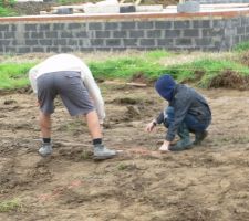 On implante les murs porteurs et les limite de la construction lors du décapage sur la superficie de la future maison