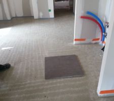 Essai carrelage (ce n'est pas le notre, le carreleur s'est planté de chantier, mais ca reste du 60x60 donc pour les essais ca va)