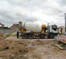 Apr&eacute;s avoir ferraill&eacute; les tranch&eacute;es, arriv&eacute;e d'une premi&egrave;re toupie de b&eacute;ton