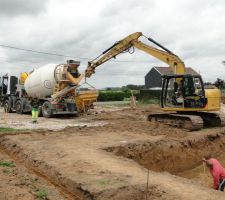 On d&eacute;marre le coulage des fondations de la cave