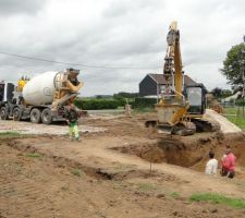 On se sert de la grue pour transporter le b&eacute;ton, quelle aisance !!!