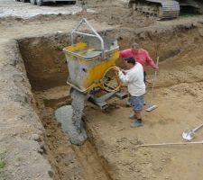 Premi&egrave;re coul&eacute;e de b&eacute;ton dans les fondations de cave, il est pas avare de mati&egrave;re le boss