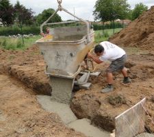 On poursuit avec les fondations des murs &eacute;xt&eacute;rieurs, ici au niveau de la baie du s&eacute;jour