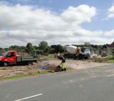 La derni&egrave;re toupie vide son chargement tandis que les gars de l'eau ach&egrave;vent la pose du compteur