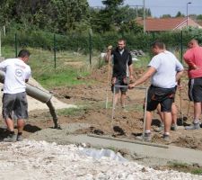 C'est pas beau &ccedil;a, le patron qui bosse et les ouvriers qui regardent ...