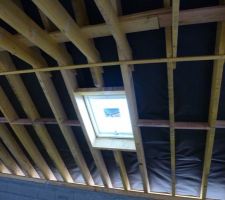 Fenêtre de toit marque velux type GHU à projection et finition intérieure polyuréthane blanc. dimension 78 X 98