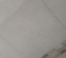 Sol du salon sejour avec la frise séparative de la cuisine
