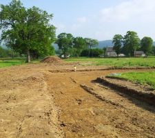 Voici le terrain avec le trac&eacute; du chemin qui conduira &agrave; la maison.