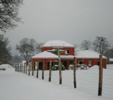La maison avec la charpente (pas encore couverte) sous la neige côté nord...