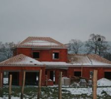 La maison est en train d'être couverte. Ce sont des tuiles Monier plein ciel dune sable. Je les imaginais moins claires ...mais peut-être est-ce parce qu'elles sont à côté des briques rouge foncé qu'elle semblent aussi claires. Quand je les ai vues sur d'autres maisons (sur internet) elles  me semblaient plus foncées et plus contrastées. Si certains d'entre vous ont utilisé ces briques, pouvez-vous me donner votre avis.