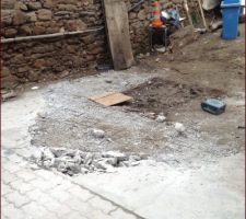 On s'attaque à la dalle en béton du parking à voiture qui fait 10 cm de hauteur ( 50 m2 de superficie) et qui est feraillée... La galère, merci au marteau piqueur ... On ramassage les morceaux à la main...