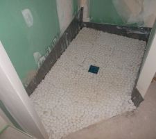 Pose des galets dans la douche (pas encore joint&eacute;s)