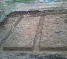 Après avoir fait arrêter le massacre des fouilles, voici enfin le bon emplacement de notre maison. Et le terrain de notre cher voisin remis en état bien entendu.