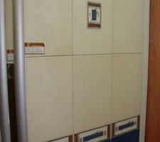 Fa&iuml;ence des WC le bleu est un peu plus claire que sur la photo.