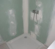 Toute petite salle de douche de la petite chambre d'amis !!!