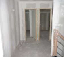 Pallier vers notre chambre à droite, la chambre d'un de mes fils à gauche