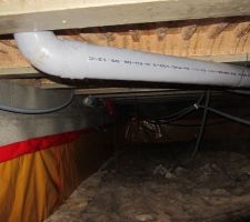 Le film anti-termites remonte de 60cm sur le mur