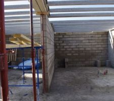 &agrave; gauche la cuisine &agrave; droite la chambre