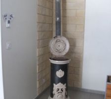 Voici le coté ou se trouve le fourneaux a bois.

c'est un godin pas très beau, met temps que sa chauffe c'est essentiel.