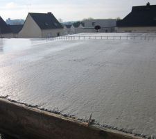 Un peu de b&eacute;ton pour la dalle du haut