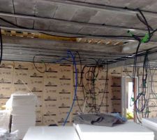 Mise en place des gaines d'électricité et de plomberie pour le faux plafond
