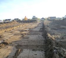 Début des terrassements : création de la future route déservant les maisons à droite et à gauche