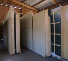 Les murs en attente de montage.