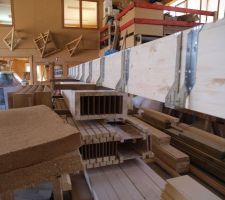 Les poutres en I de la toiture avec le support.