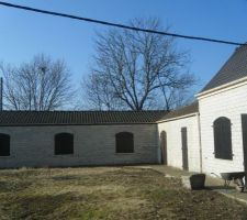 Vu extérieure de la maison où on apperçoit la cheminée du poele à bois en haute à droite de l'image.
Les 3 fenêtres en façades représentent les 3 chambres.