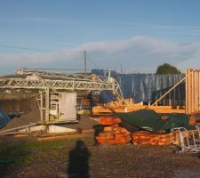 Voici la grue en place (enfin !) et bien sûr les bâches que j'ai du ajouter car il a fait un peu de pluie pendant quelques jours... Enfin, pour ça vous en avez eu autant que moi je pense !
