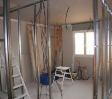 Ci dessous photos d'une des chambre du haut . Au plafond placage avec isolation de 40cm de laine soufflée,sur les murs placo polystyrene, isolation phonique pour les murs de séparation,rail métallique pour l'acceuil des cloisons.