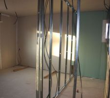 Ci dessous photos d'une des chambre du haut avec en plus vue sur la salle bain, Au plafond placage avec isolation de 40cm de laine soufflée,sur les murs placo polystyrene, isolation phonique pour les murs de séparation,rail métallique pour l'acceuil des cloisons et placo hydro bien entendu pour la salle de bain.