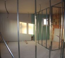 Ci dessous photos d'une des chambre du haut avec en plus vue sur la salle bain, Au plafond placage avec isolation de 40cm de laine soufflée,sur les murs placo polystyrene, isolation phonique pour les murs de séparation,rail métallique pour l'acceuil des cloisons et placo hydro bien entendu pour la salle de bain.