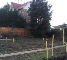 Poses de tasseaux pour marquer l'emplacements des maisons