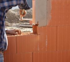 Après traçage (respect de la hauteur d'alège : distance entre le sol et l'appui de la fenêtre), découpe de la brique selon la forme de l'appui