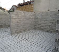 Treillis posé par dessus un polyane, en attente du béton de la dalle du sous-sol