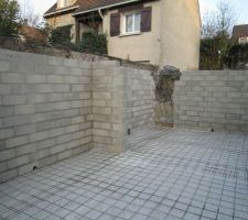 Treillis posé par dessus un polyane : y'a plus qu'à couler les 12cm de dalle béton