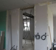 Vue de la cuisine vers l'entrée