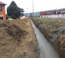 Les fondations du muret sur rue, effectuées par le lotisseur