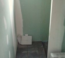 Carrelage de la sdb du bas en cours