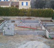 Vide sanitaire avec passage des tuyaux et sorties des &eacute;vacuations