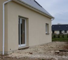 Enduit couleur blanc lumiere
pas encore bien sec
derriere la maison