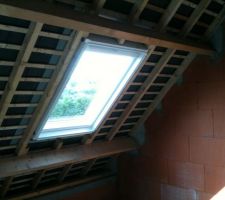 Le Velux de la Salle de bain est pos&eacute;