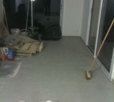 La pose du carrelage commence