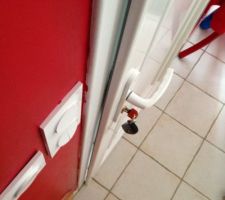 Porte qui laisse passer les courants d'air...